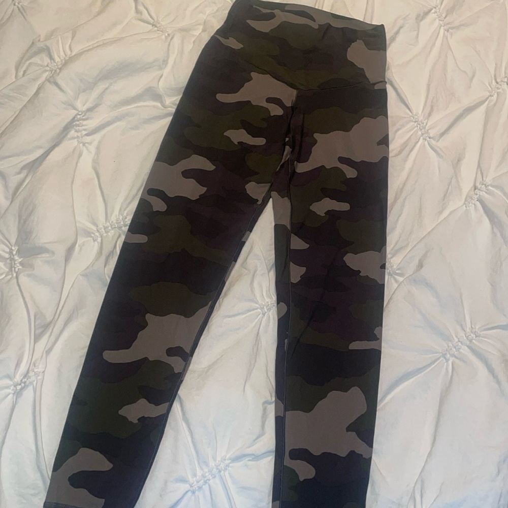 offline by Aerie - size medium- Camo - real me  7/8- high rise leggings